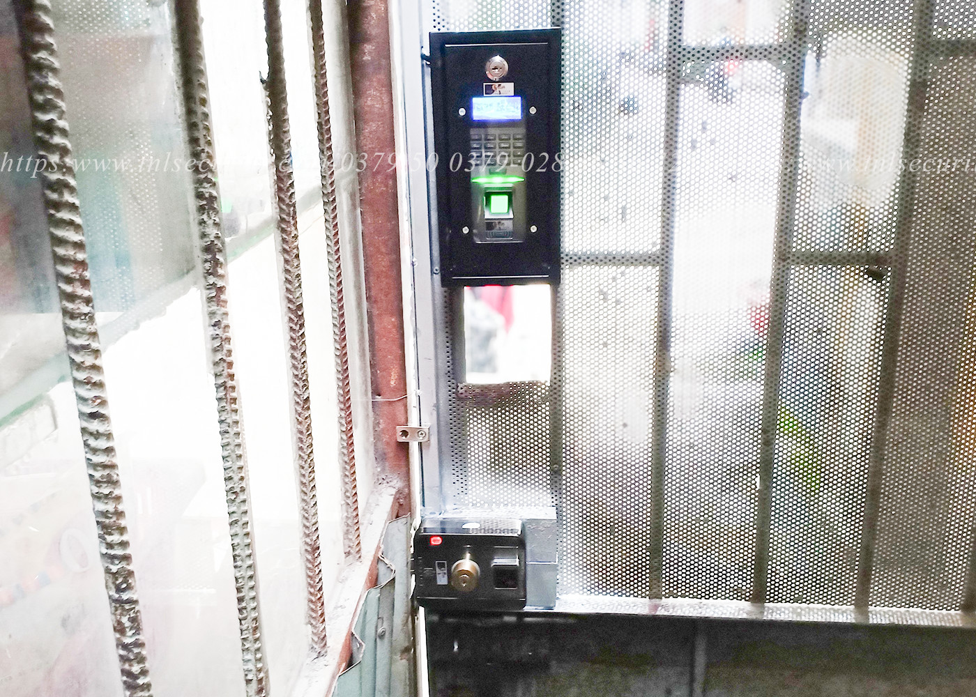 Lap-dat-khoa-nha-tro-thong-minh-dung-van-tay-tai-Tan-Binh